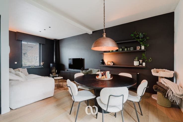 Ready-to-move-in house with garden and outbuilding in the c
