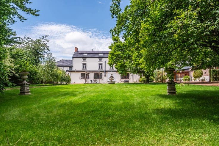 Magnificent property on 1.5 hectares near Charleroi Airport