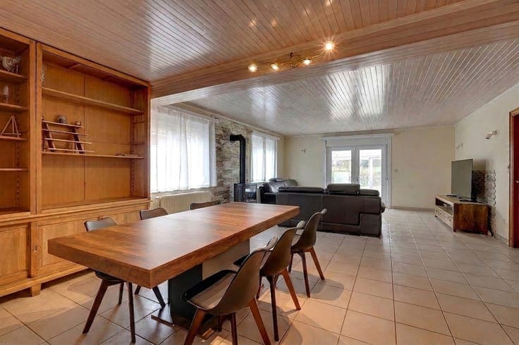 Detached villa with generous living spaces – 6 bedrooms