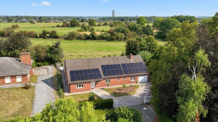 Detached villa with generous living spaces – 6 bedrooms