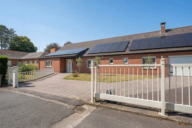 Detached villa with generous living spaces – 6 bedrooms