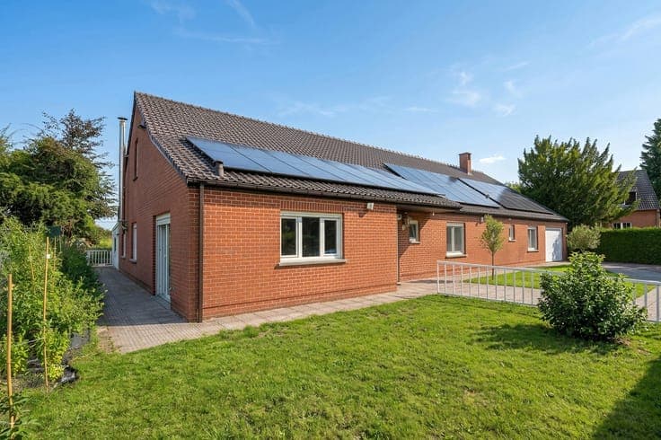 Detached villa with generous living spaces – 6 bedrooms