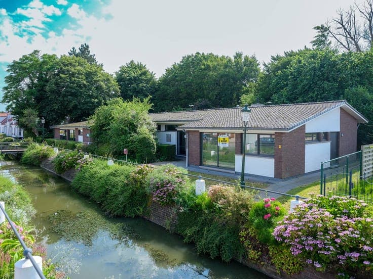 Building with development potential for sale in Lissewege