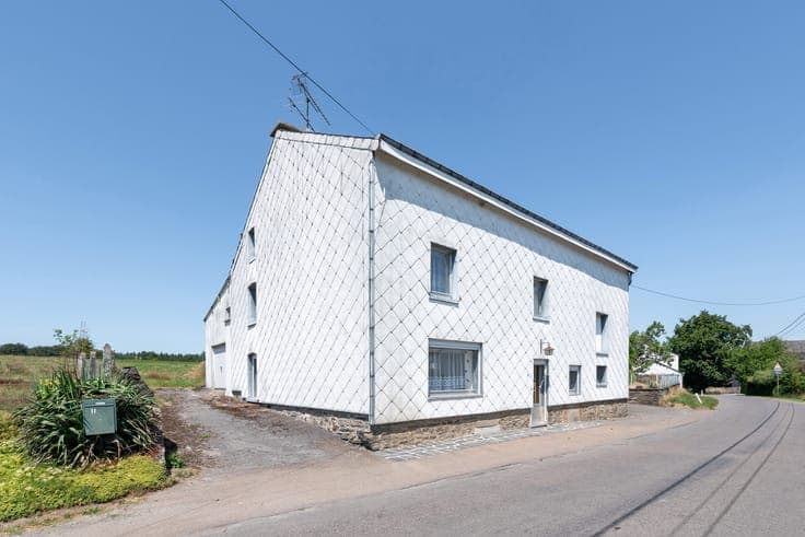 Detached Home, Barn & Meadow: The Perfect Trio in Tronquoy!