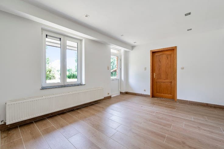 GERENOVEERD HOEVETJE OP ONGEVEER 700 M2 GROND MET WEIDS L...
