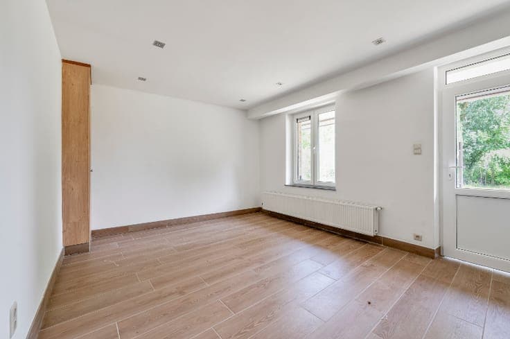 GERENOVEERD HOEVETJE OP ONGEVEER 700 M2 GROND MET WEIDS L...