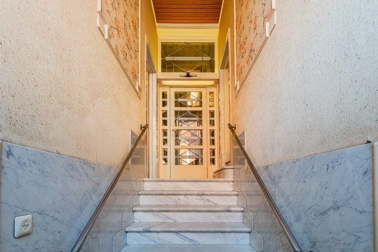 Character house with ± 200 m² workshop in Forest