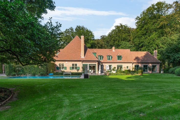 Spacious villa on park grounds of approx. 1.4 Ha