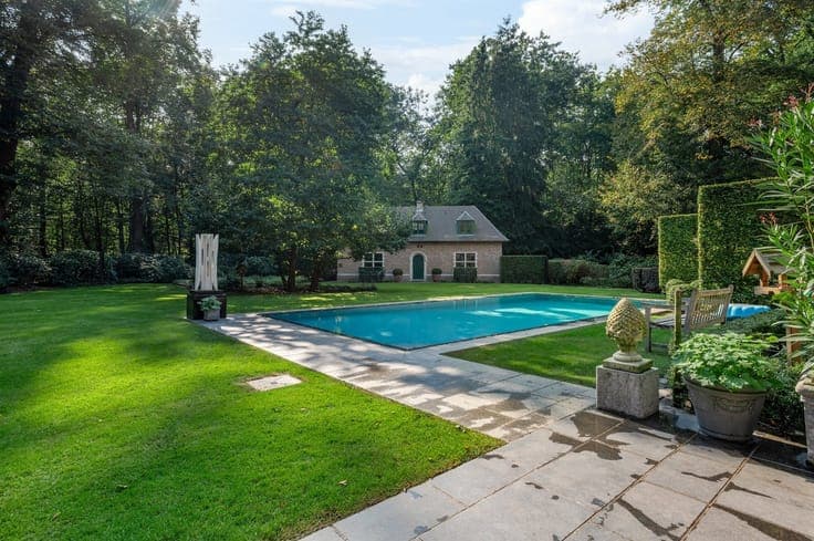 Spacious villa on park grounds of approx. 1.4 Ha