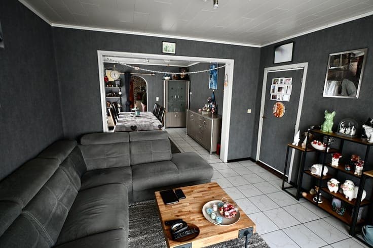 Ruime woning met 3 grote slaapkamers .