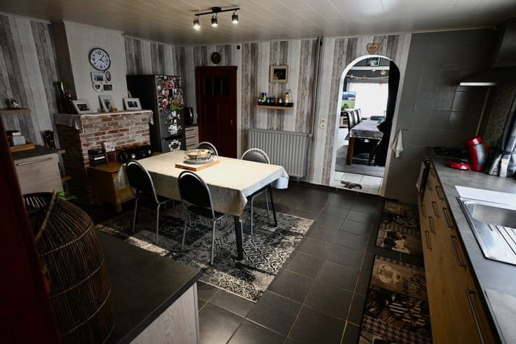 Ruime woning met 3 grote slaapkamers .