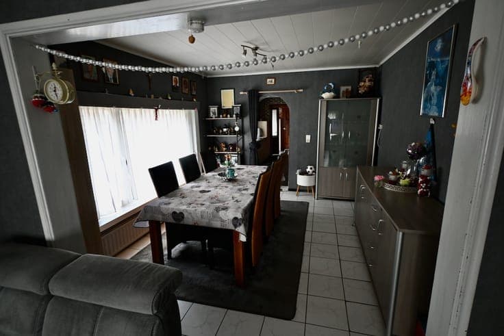 Ruime woning met 3 grote slaapkamers .