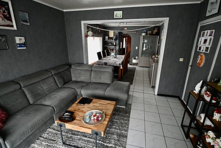 Ruime woning met 3 grote slaapkamers .