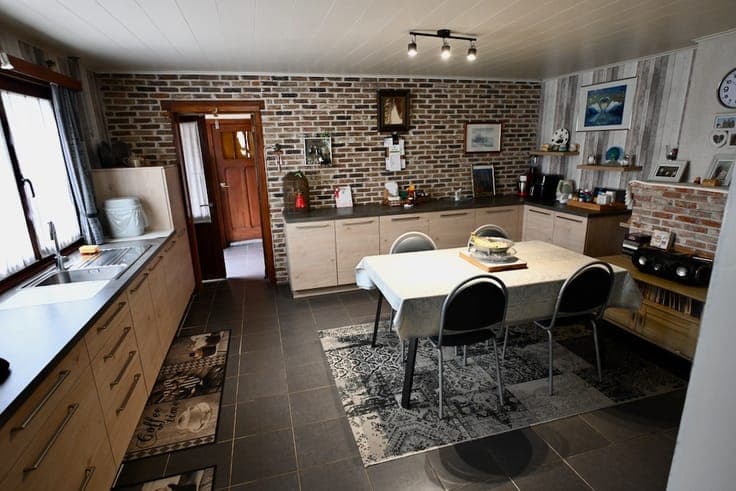Ruime woning met 3 grote slaapkamers .
