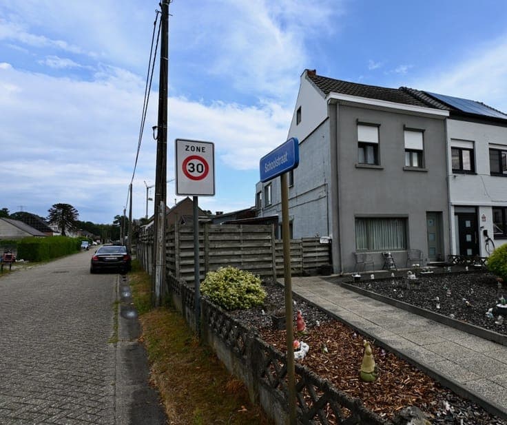 Ruime woning met 3 grote slaapkamers .