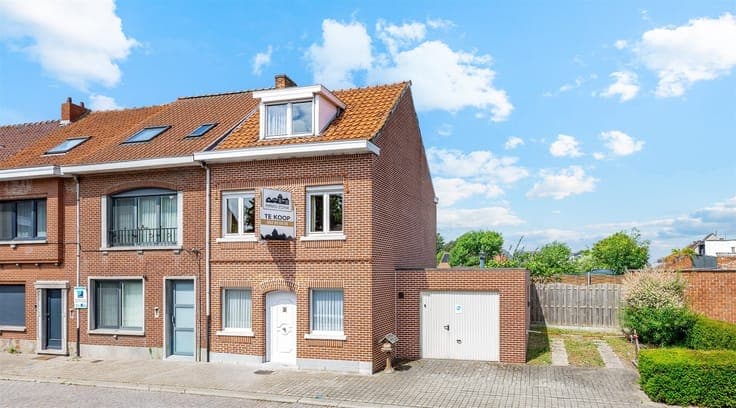 Semi-detached building on prime location in Sint-Niklaas