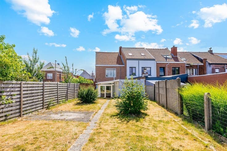 Semi-detached building on prime location in Sint-Niklaas