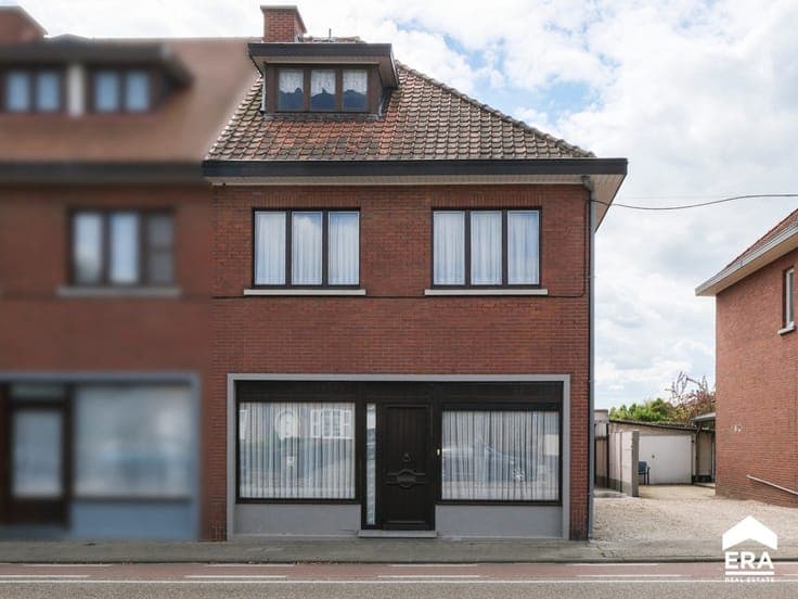 Semi-detached house in Halen centre