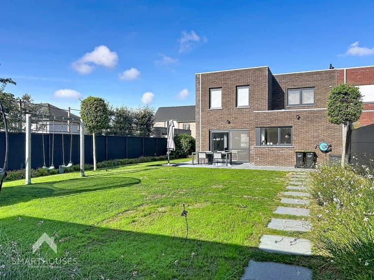 House on a 498 m² plot with 3 bedrooms and garage