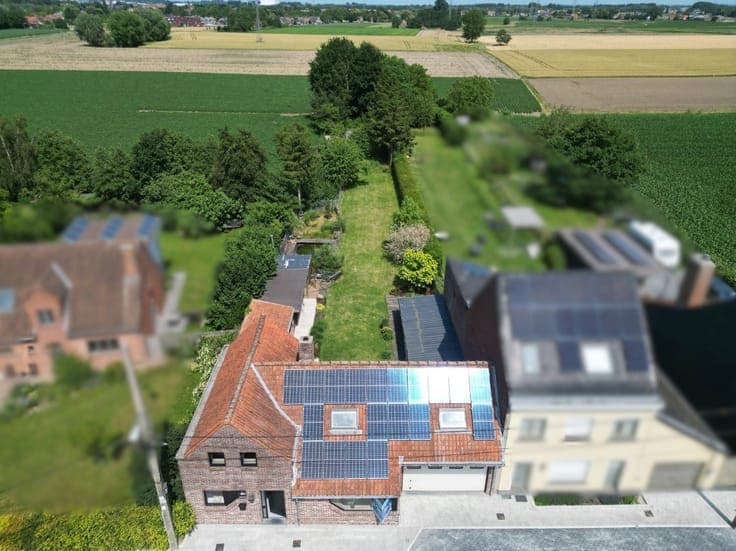 Woning op royaal perceel van 1.780 m² met vijver, poolhou...