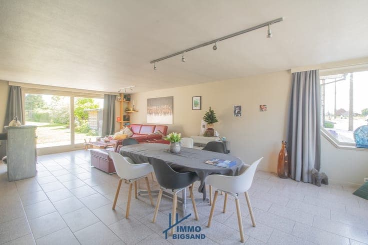 Woning op royaal perceel van 1.780 m² met vijver, poolhou...