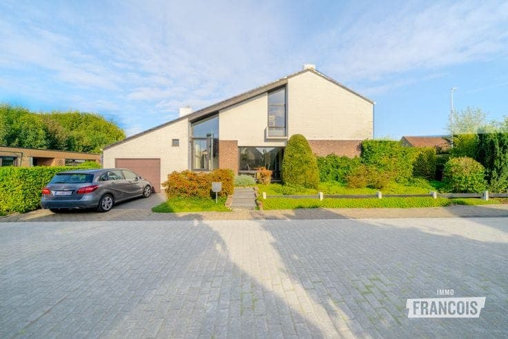 Architecturale villa met tuin en garages in Oudenburg te ko…