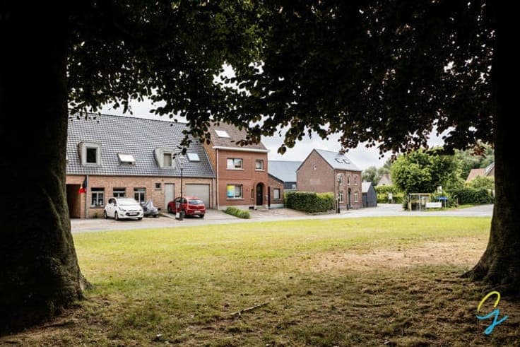 MOV-IN-READY CHARMING HOME IN AN IDYLLIC LOCATION