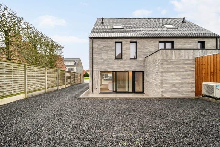 Ready-to-move-in house with 3 bedrooms, parking space and t
