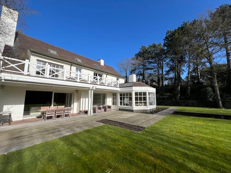 Detached villa with south-facing garden & pond in Het Zoute