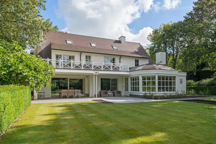Detached villa with south-facing garden & pond in Het Zoute