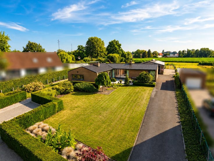 Te koop, Perfect onderhouden bungalow met loods, zwembad ...