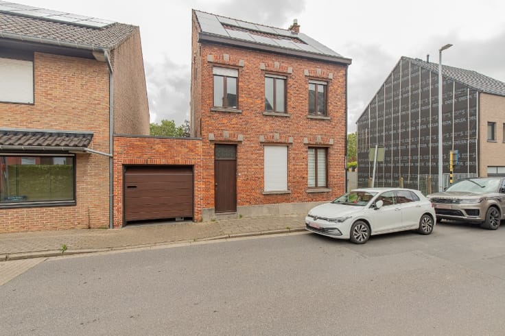Spacious family home with 4 bedrooms, garage and a large ...