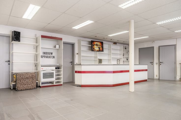 Handelspand met duplexappartement met 6 slaapkamers