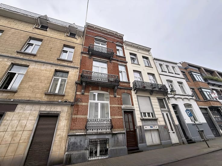 HOUSE OF +/- 210M² CONVERTED INTO 4 APARTMENTS — IDEAL FOR R