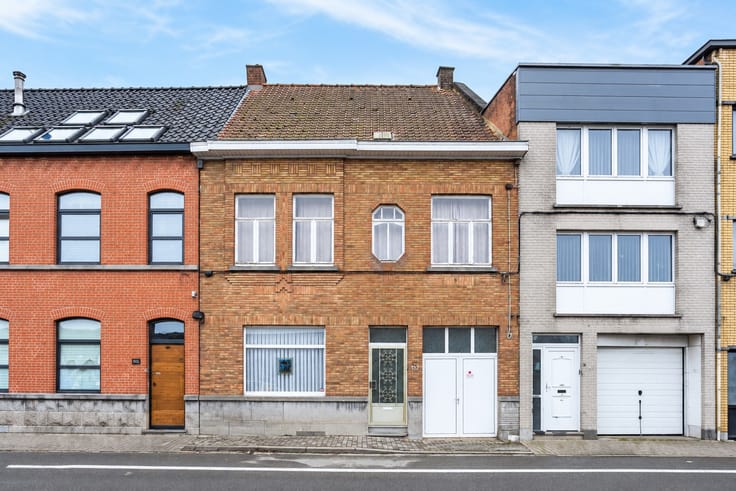 Ruime karaktervolle woning met 4 slaapkamers en magazijn ...