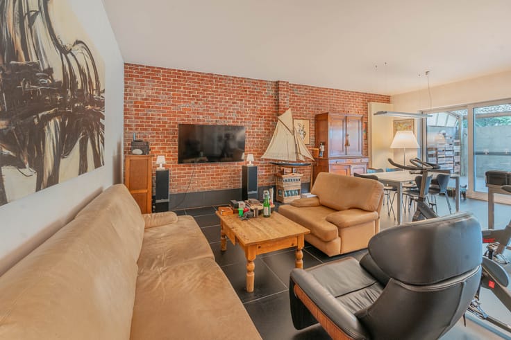 Spacious home with 5 bedrooms, internal storage and garden